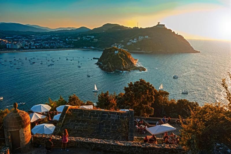 Bahía de La Concha de Donostia al atardecer, con el monte Igueldo al fondo